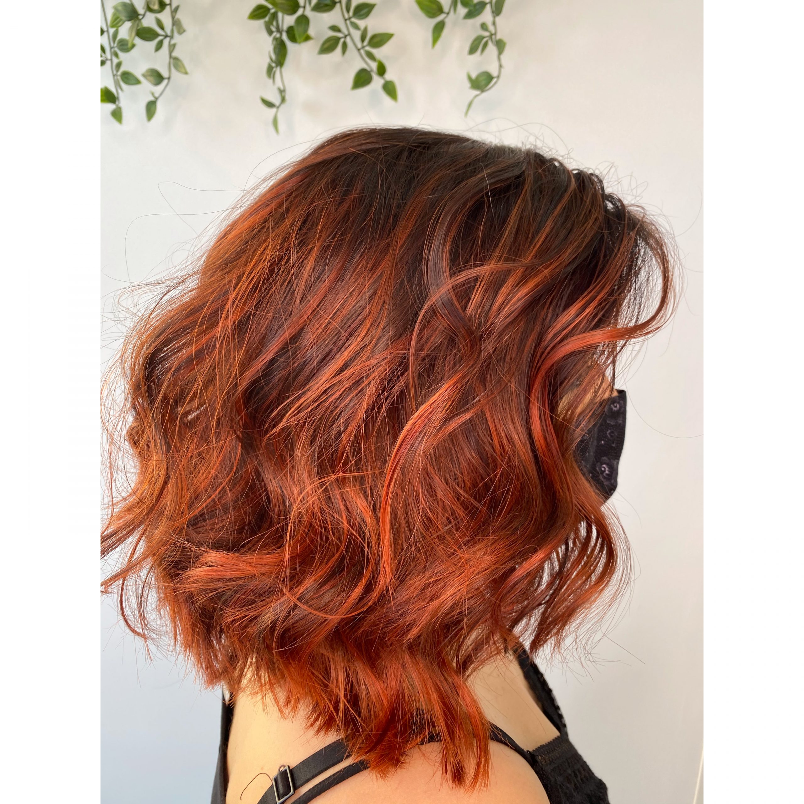 Cabelo ruivo, curto e encaracolado