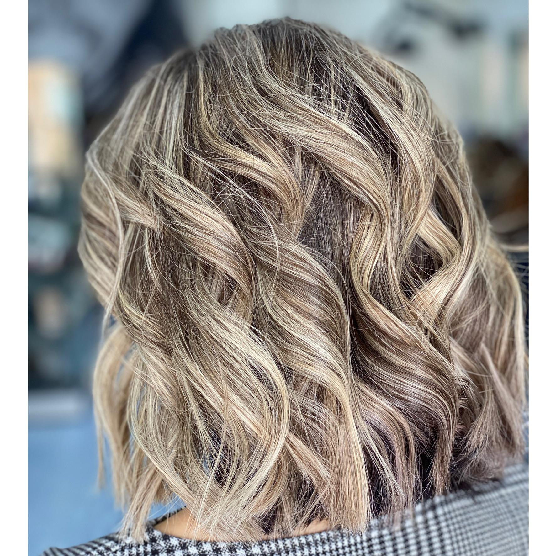 Cabelo curto, encaracolado e claro