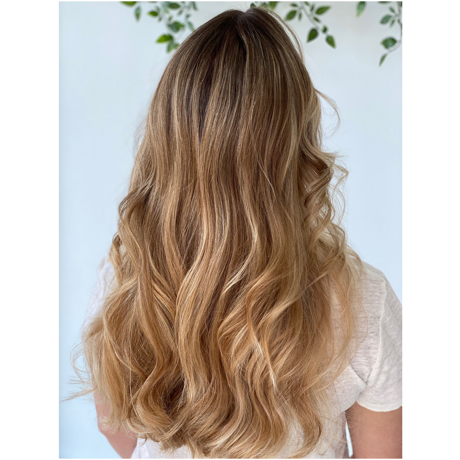 Cabelo loiro, comprido e ligeiramente encaracolado