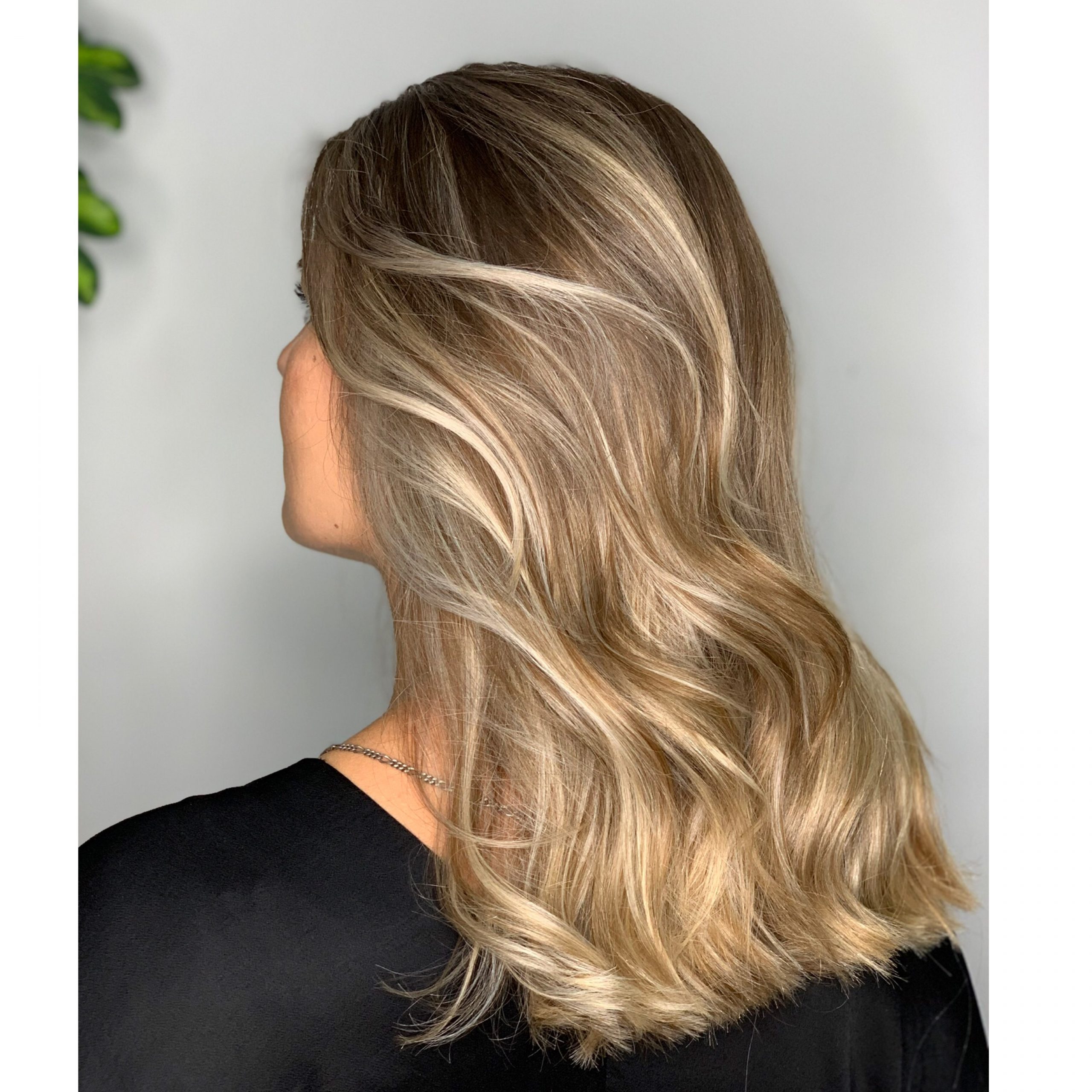 Cabelo loiro, pouco abaixo dos ombros, ligeiramente encaracolado