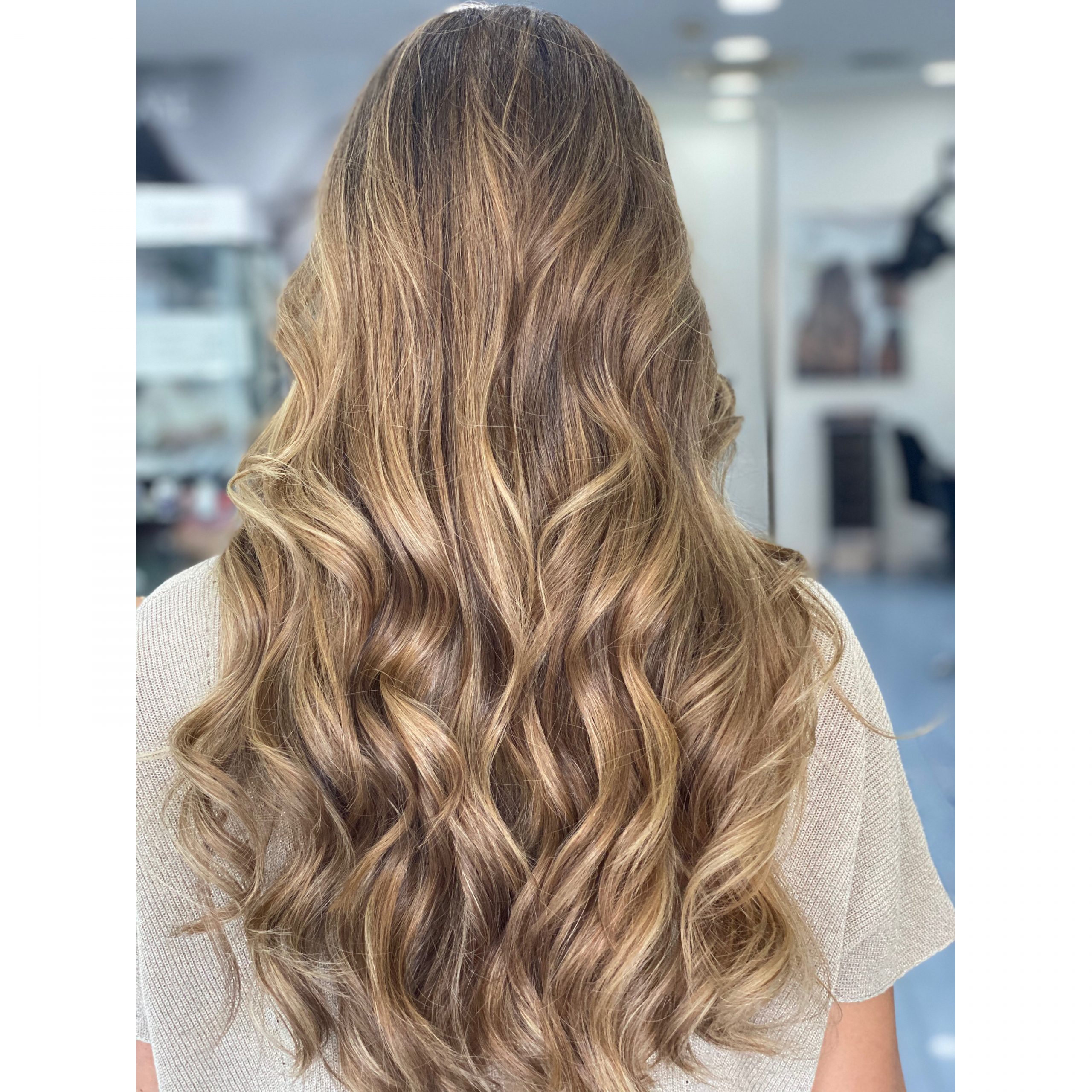 Cabelo loiro, comprido e encaracolado