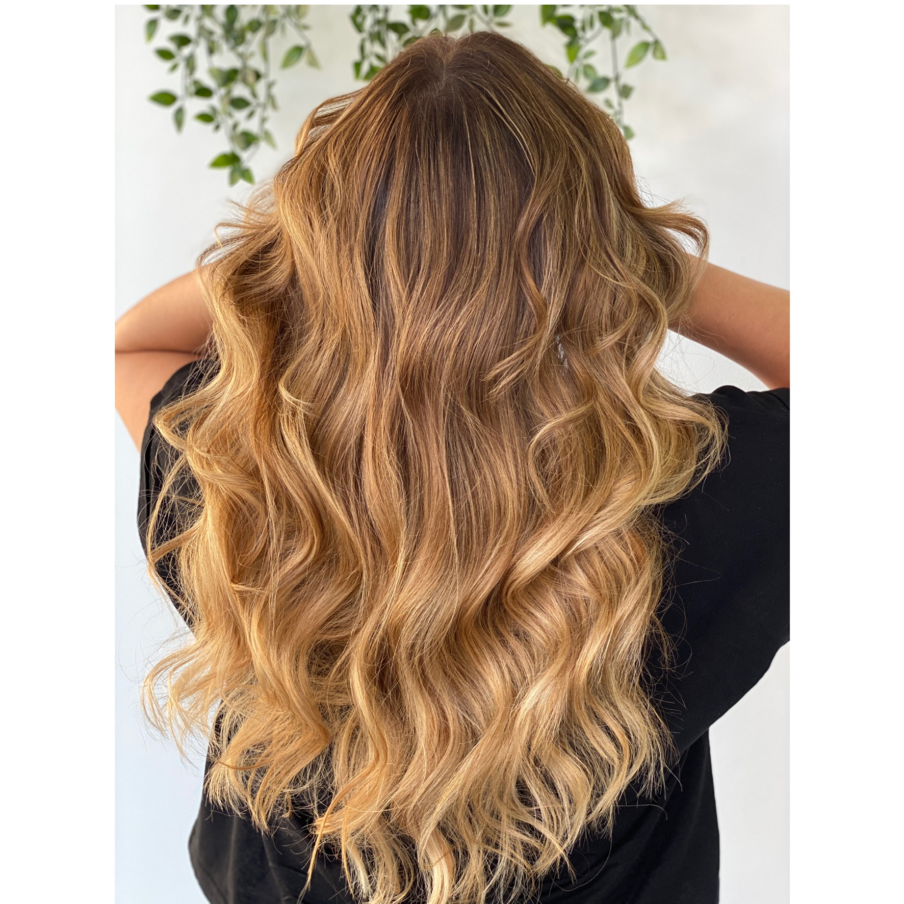 Cabelo loiro, longo e encaracolado