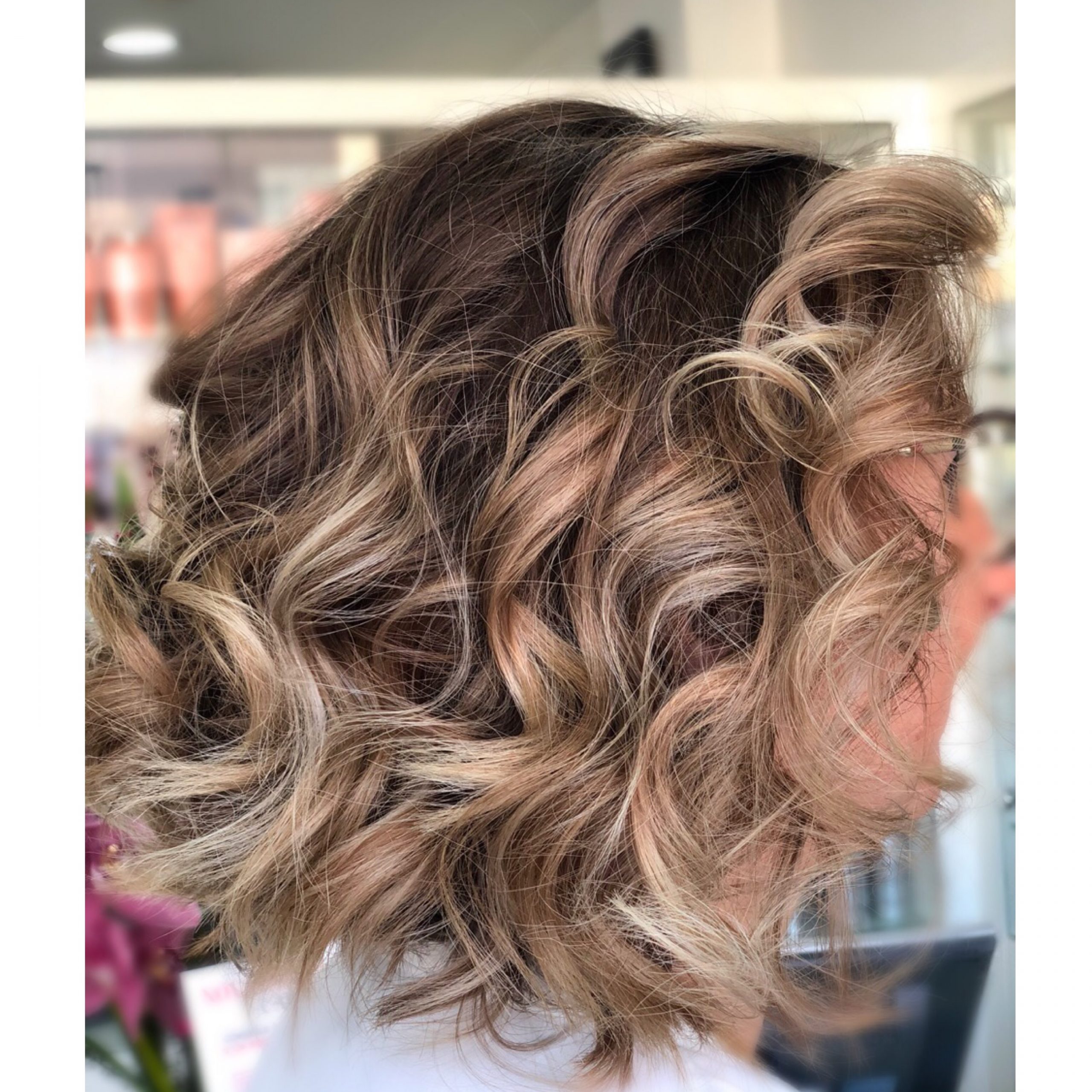 Cabelo curto com madeixas claras