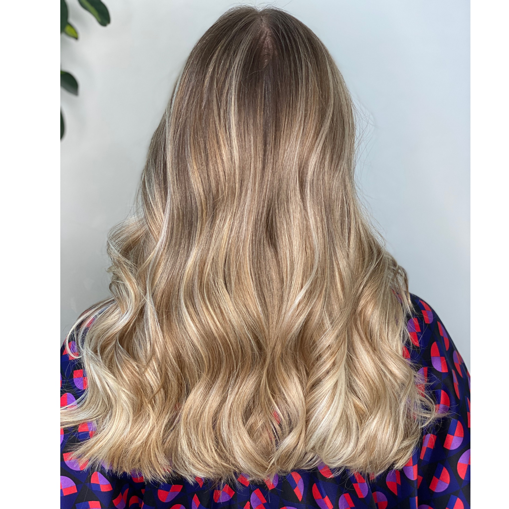 Cabelo loiro claro, longo e ligeiramente encaracolado