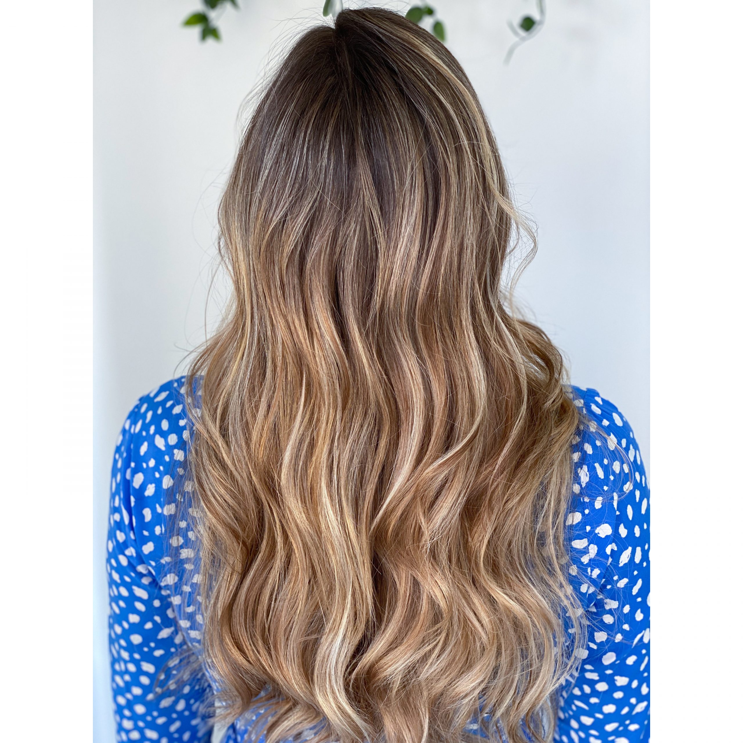 Cabelo loiro, até ao meio das costas e ligeiramente encaracolado