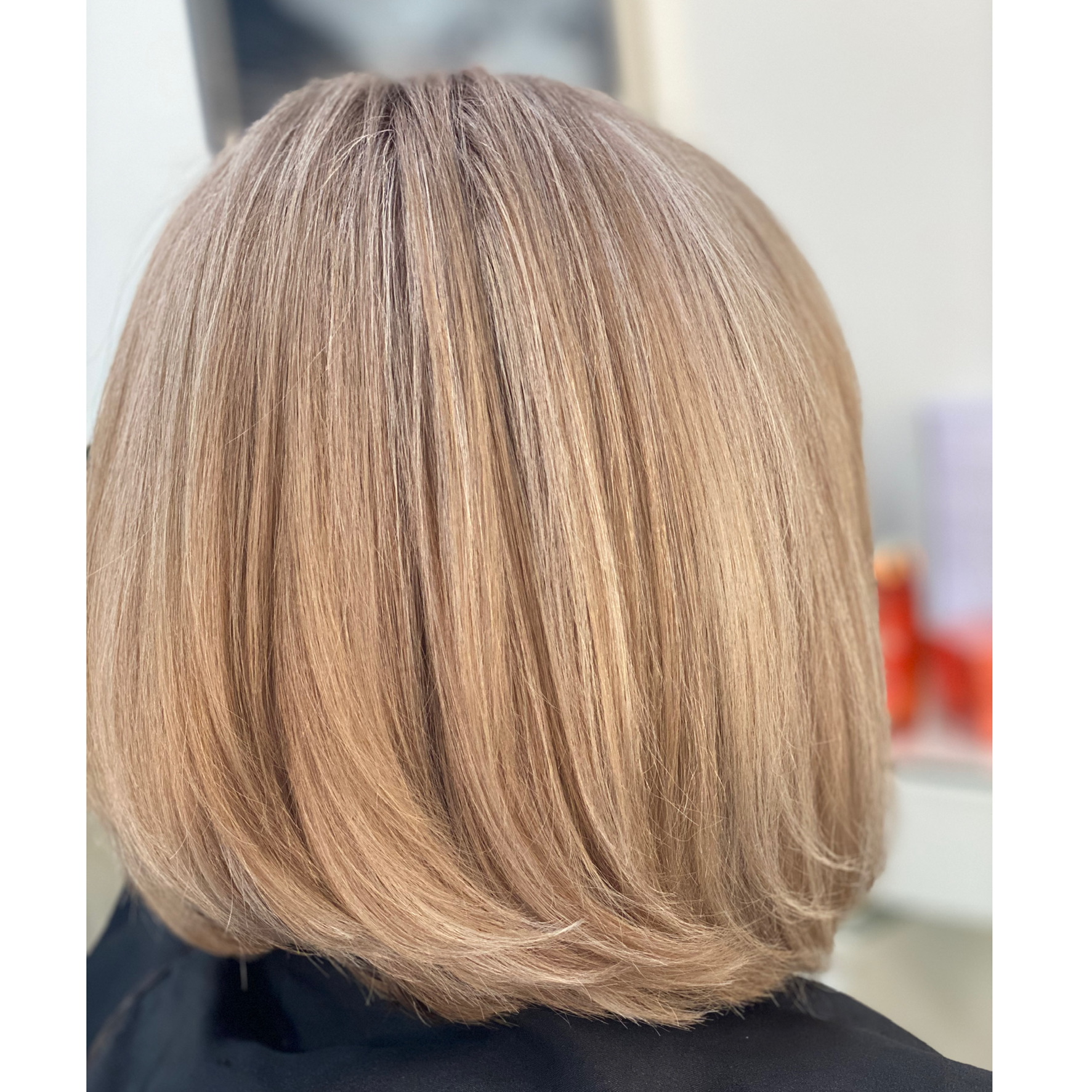 Cabelo curto, liso e loiro