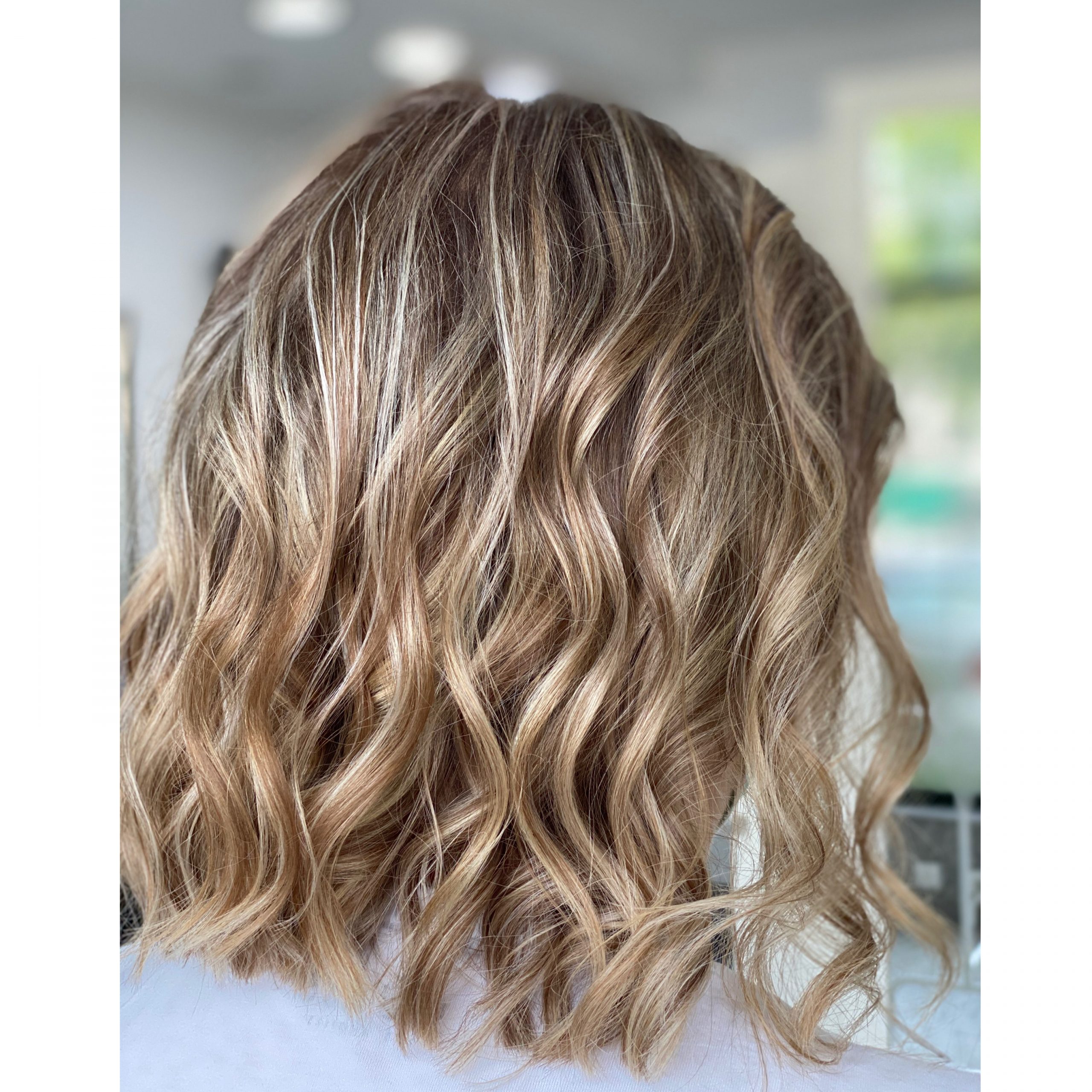 Cabelo curto, claro e encaracolado