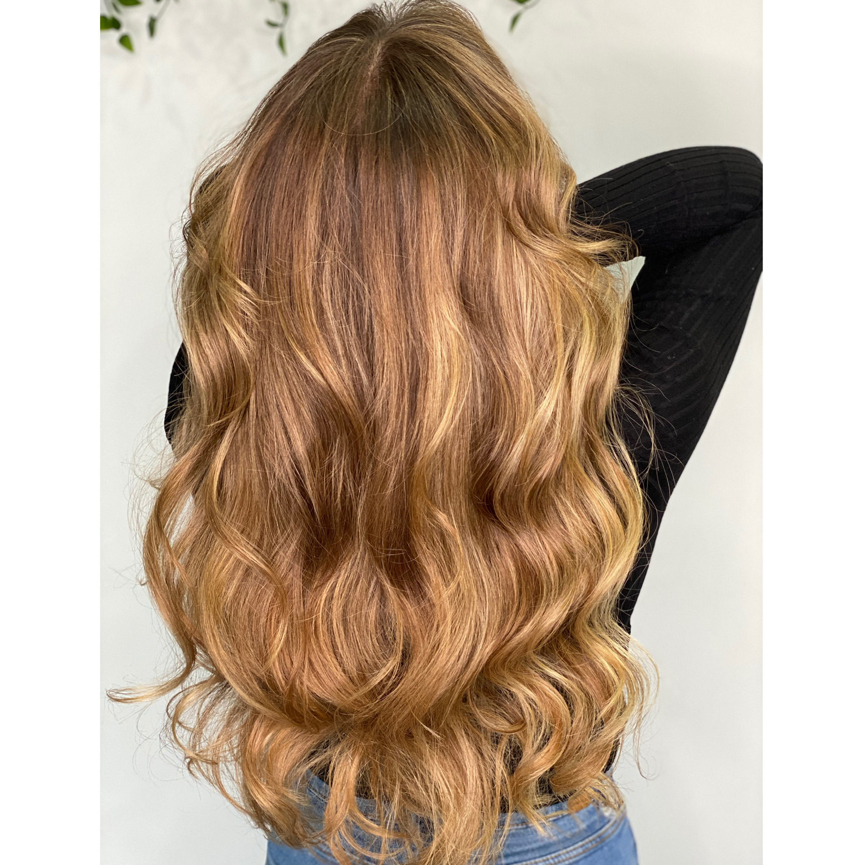 Cabelo loiro, ligeiramente encaracolado, comprido até ao fim das costas