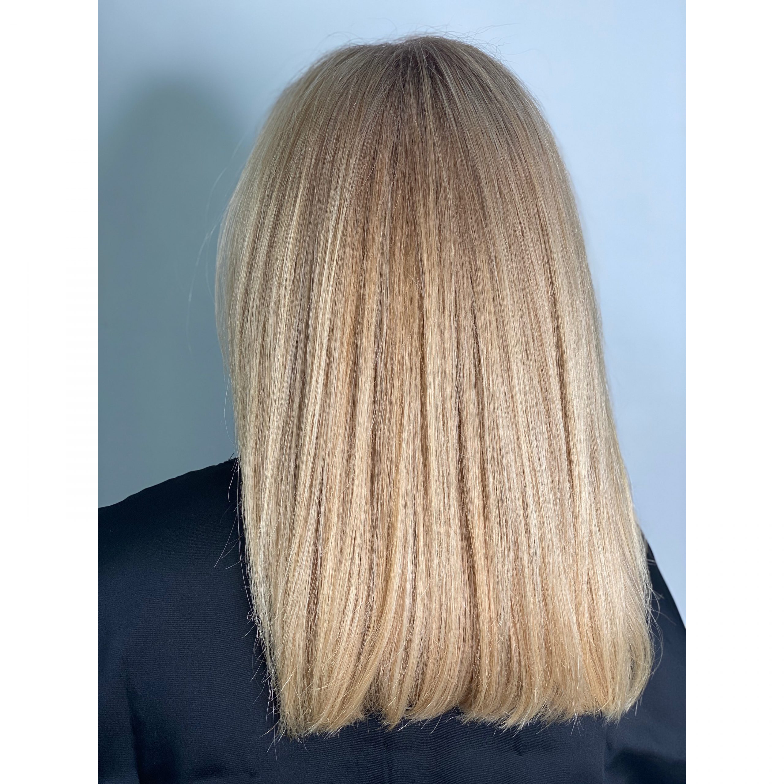 Cabelo loiro, liso, um pouco abaixo dos ombros