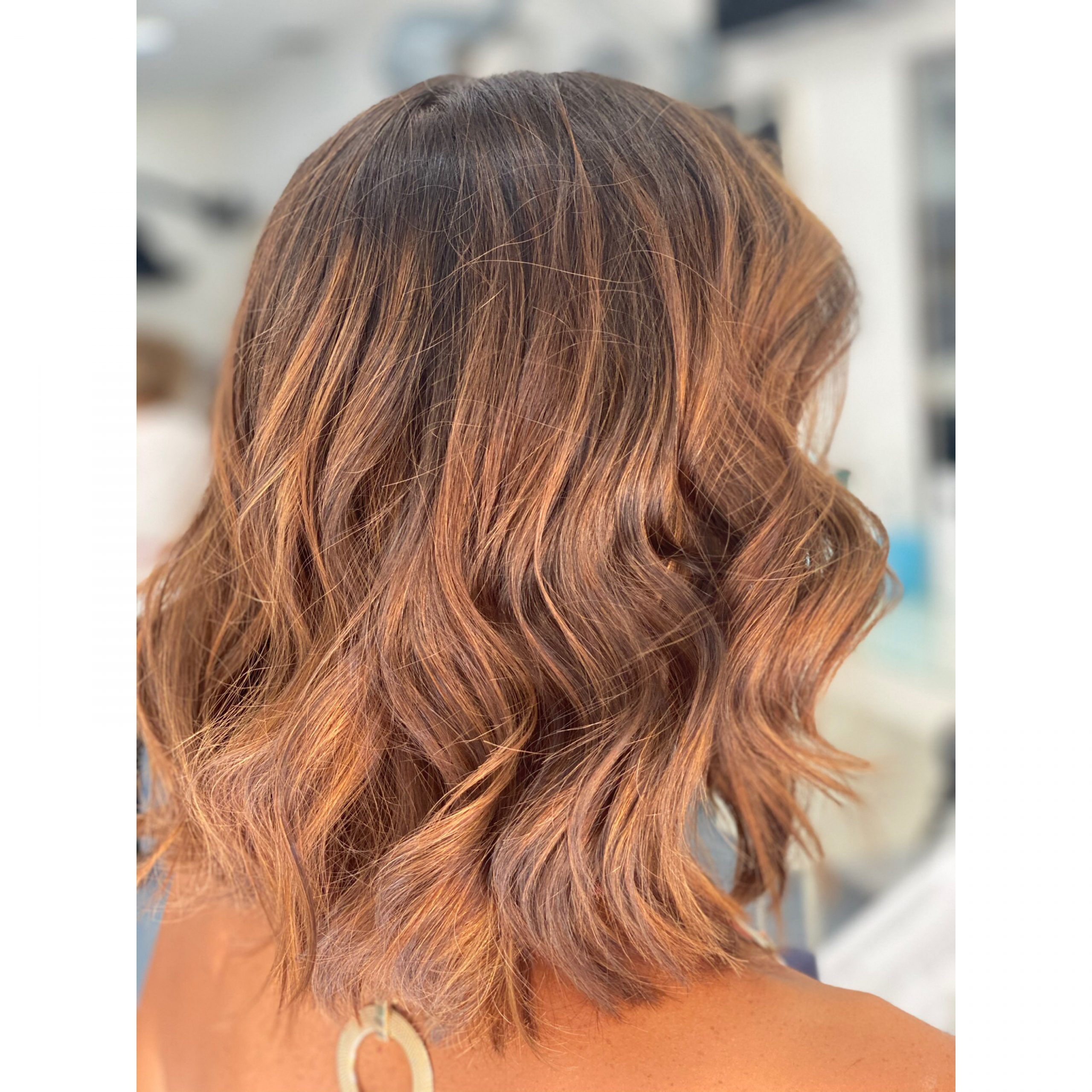 Cabelo curto, encaracolado