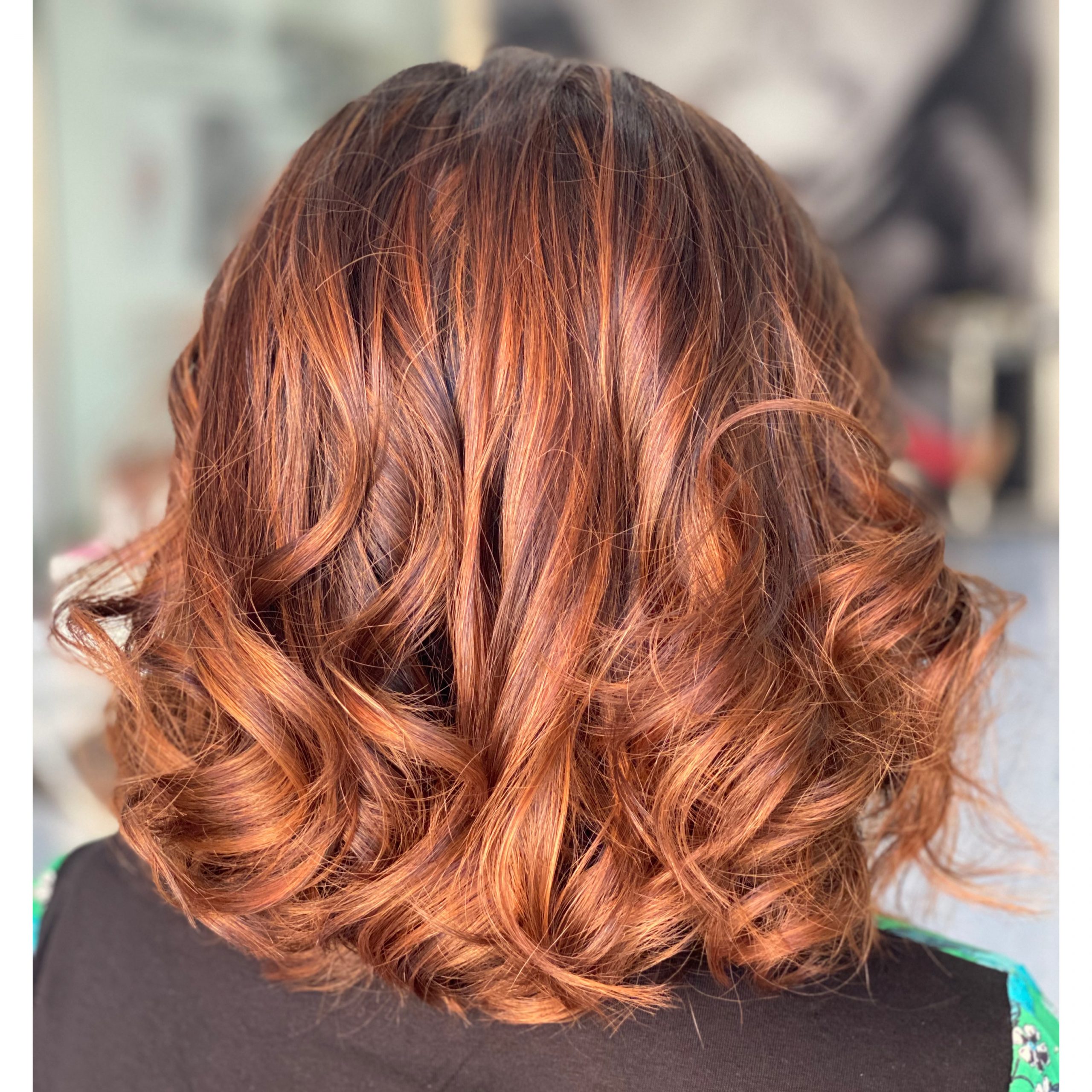 Cabelo curto, ruivo e encaracolado