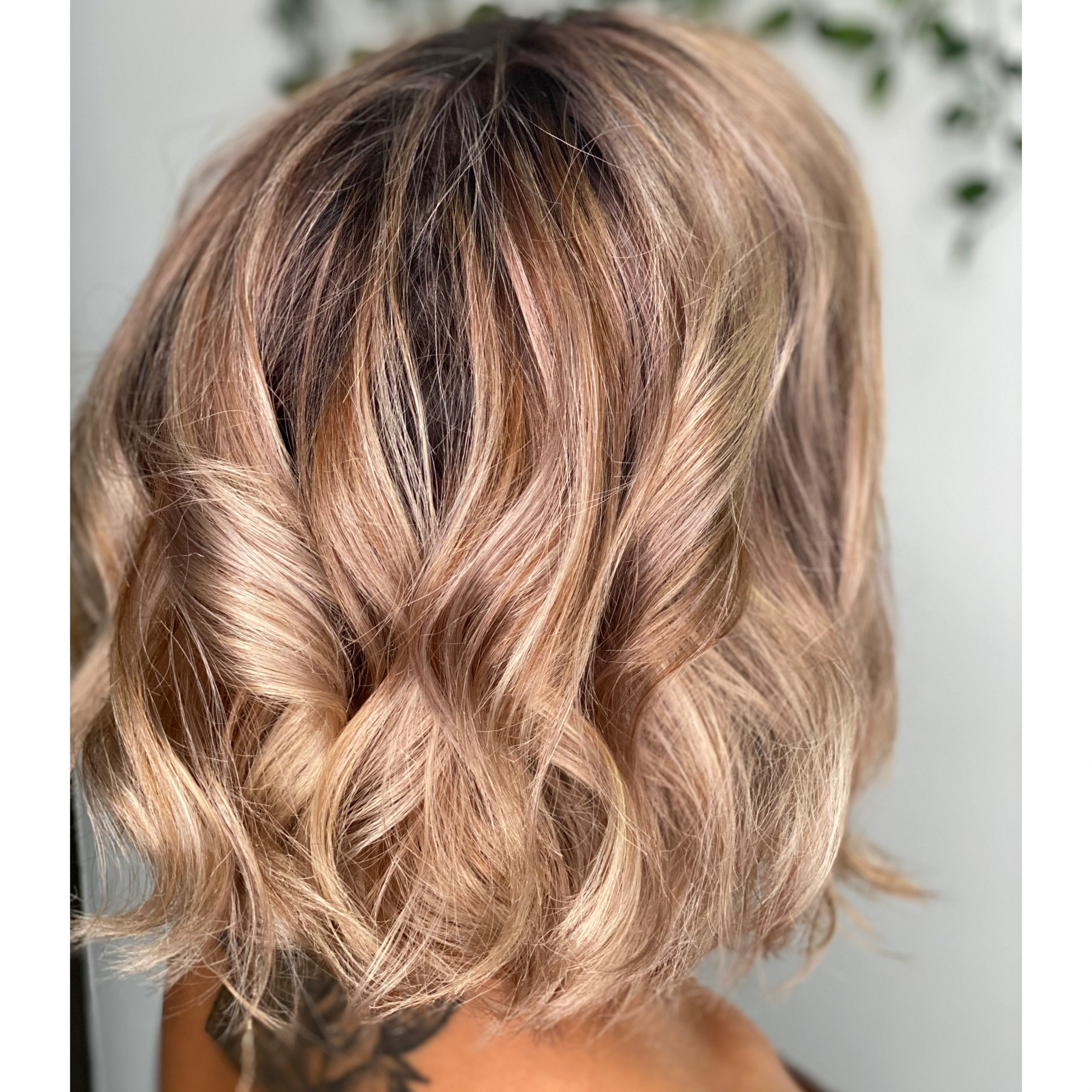 Cabelo curto encaracolado e loiro